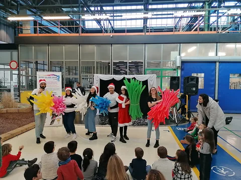 Animazione natalizia per bambini in un centro commerciale